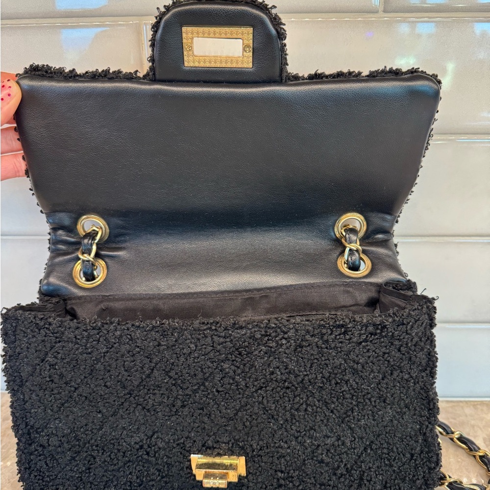 Chic Black Textured Shoulder Bag - image 6